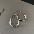 Elegante silberne, gedrehte ovale Creolen in einem minimalistischen, edlen Design - Silber