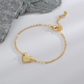 Bracelet cœur doré avec lettre R gravée sur une chaîne délicate et minimaliste - Lettre R