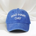 Berretto da baseball in denim lavato blu con ricamo BAD HAIR DAY per l'uso esterno - Blu Reale