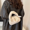Bolso de mano beige de piel sintética con cadena dorada en modelo con chaqueta - Caqui