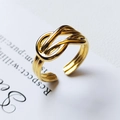 Detailaufnahme eines vergoldeten Knotenförmigen Unendlichkeitsrings auf weißer Karte - Einstellbar Offen / Gold