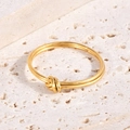 Anillo de nudo minimalista de acero inoxidable pulido con chapado en oro de 18 quilates - US 6 / Dorado