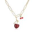 Detailaufnahme der goldenen Gliederkette mit roten Kirschanhängern und weißer Kunstperle - Gold Dunkelrot & Rote Kirsche