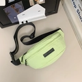 Borsa a tracolla leggera in nylon verde neon con cinturino nero regolabile e fibbia - verde chiaro