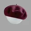 Béret classique en laine bordeaux pour femme avec silhouette ronde et petit détail sur le haut - M (56-58cm) / Bordeaux