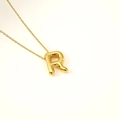 Collier avec pendentif lettre R style bulle plaqué or 18k avec finition polie brillante - Lettre R(S-P062-R)