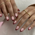 Franse wijnrode amandel kunstnagels set met elegante gouden ringen en parel - Wijnrode Franse Amandelstijl (JP4151)