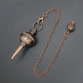 Vintage Bronze Pendel mit massiver vierstufiger Kegelspitze und Kette auf dunklem Grund - Stil 39