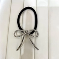 Elastico per capelli nero minimalista con fiocco in metallo argento su sfondo a righe - Stile B / Argento