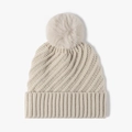 Berretto in maglia bianco crema con pompon in ecopelliccia e risvolto a costine morbide - Beige