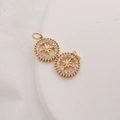 Dettaglio di ciondoli a sole placcati oro 14K con pietre di zircone scintillanti - Ottogramma / 12mm