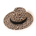 Detailopname van de fedora hoed met luipaardprint, zwart lint en vilten textuur - M (56-58cm) / Luipaard-Khaki