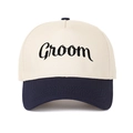 Dettaglio del ricamo Groom sul cappellino da baseball blu navy e crema - Regolabile / Blu navy