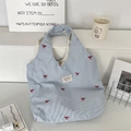 Détail du sac cabas en toile rayée bleue avec nœuds rouges brodés et étiquette - Rayure Bleue Noeud Rouge