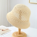 Chapeau cloche en paille beige avec maille ajourée respirante sur un support en bois - M (56-58cm) / Style Côté Évidé (5647) / Beige