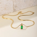 Dettaglio della collana a catena serpente dorata con ciondolo smeraldo rettangolare - Gemma Rettangolare Taglio Smeraldo / Oro-Zircone Verde