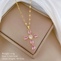 Collana a croce dorata con pietre rosa a goccia esposta in una scatola con seta bianca - Ciondolo a Croce Rosa (A301) / Rosa