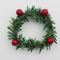 Kerstkrans decoratie met groene dennennaalden en rode bessen op een witte achtergrond - Servetring