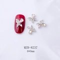 Détail du bijou d'ongles papillon 3D avec ailes irisées et base en métal argenté brillant - Papillon Marquise Irisé Argenté (8237 Blanc Irisé)