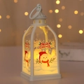 Detail der weißen Weihnachts-Laterne mit Schneemann-Motiv und warmer LED-Dekoration - Schneemann