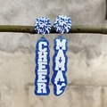 Detail der blauen Glitzer Cheer Mama Acryl-Ohrringe, hängend an einem Holz-Zweig - Blau