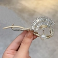 Elegant gold flower hair clip with crystal inlay and a white pearl pendant - Fan-shaped Pendant Pearl Hair Clip