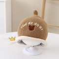 Details der braunen gerippten Baby-Strickmütze mit Bären-Stickerei und Lucky Baby Text - 1-4 Jahre / Braun