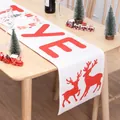 Chemin de table de Noël en lin avec rennes rouges sur une table à manger en bois - Style Lettrage Renne Rouge (04)