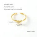 Detail van een 18k vergulde roestvrijstalen ring met stervormige kristallen - Verstelbaar Open / Goud