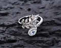 Anillo de plata con forma de hoja y circonita en forma de gota sobre piedra negra - US 7 / Circonita Blanca