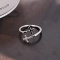 Anello aperto a croce minimalista in argento con zirconi neri e bianchi lucidi - Argento (D9211)