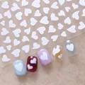 Stickers 3D pour ongles avec cœurs blancs sur divers faux ongles colorés et stylés - Blanc