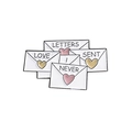 Witte emaille broche met gestapelde enveloppen en roze harten met Love Letters tekst - Nooit Verzonden Liefdesbrieven Stijl (QHXZ3603)