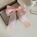 Détail de la barrette à nœud en organza rose avec rubans longs et double couche - Rose