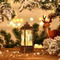 Detail der Vintage-Bronze-LED-Laterne mit Elch-Silhouette und warmem Festlicht - Hirsch / Bronze