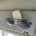 Beige lederen zonnebrilhouder clip voor zonneklep met zwarte piloten zonnebril - Beige