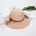 Sombrero de paja beige con colgantes de conchas, cuentas de colores y ala ondulada de playa - Borde Ondulado / Cuentas de Madera de Concha / Rosa carne
