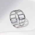 Anillo abierto de acero inoxidable bañado en oro de 18k con diseño geométrico plateado - Color Acero