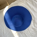 Vista superior de sombrero de paja azul marino de ala ancha con tejido en espiral - 15 cm Enrollable / Azul Zafiro