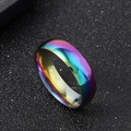Detailopname van 6mm roestvrijstalen ring met levendige regenboog iriserende afwerking - US 6 / 6mm / Kleurrijk