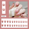 Dettagli di 24 unghie finte sfumate rosa con motivi a cuore rosso e display del kit - Cuore Bianco Latte (R410)