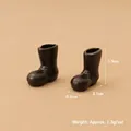 Miniatur schwarze Spielzeugstiefel für Puppenhäuser, Größe 1.9x2.1cm, Set mit zwei Stück - Schwarze Stiefel 2er-Set