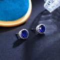 Dettaglio ravvicinato degli orecchini a corona da 8mm con zircone blu e argento - Blu Scuro 8MM