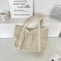 Detail van de beige canvas tas met polkadots voorzien van kanten rand en handig zijvak - Beige