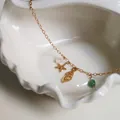 Macro detail van oceaan thema ketting met zeester schelp en parel hangers - Goud