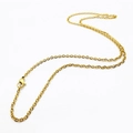 Nahaufnahme einer goldenen Gliederkette mit Karabinerverschluss auf weißem Hintergrund - 3mm 45+5cm Erbskette