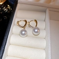 Gros plan de boucles d'oreilles en perles avec crochets cœur dorés et zircons - 55# Boucle d'Oreille - Perle Coeur Or (Plaqué Or Véritable)