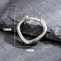 Retro titanium stalen gedraaide oorring met geometrisch golfdesign en afmetingen - Onregelmatige Golf Geometrische Stijl (S410)