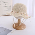 Dettaglio di cappello in paglia con perline di conchiglia e cinturino regolabile - Circonferenza cappello 50-52cm (Consigliato 1-3,5 anni) / Beige