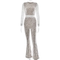 Dettaglio tuta in pizzo bianco con maniche lunghe ed elegante motivo floreale ricamato - S / Bianco